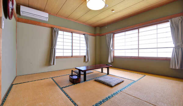 *2Ｆ和室8畳（客室一例）/日本庭園を望むお部屋。広縁や洗面スペースがない分お安くご宿泊いただけます