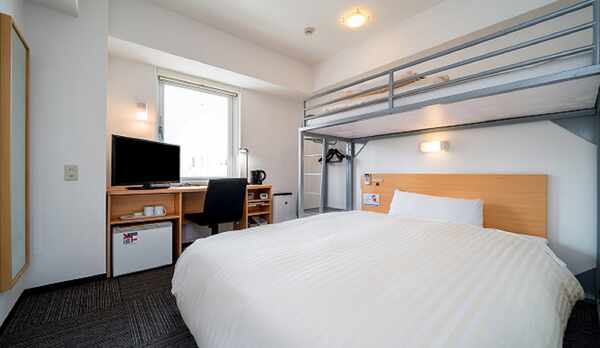 ダブルベッドとロフトベッド付のお部屋です