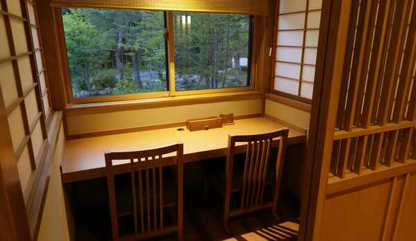 【食事処】「仙楽」&hellip;カウンター席の一例。半個室タイプのカウンター席はカップルでのご利用に嬉しい設え。