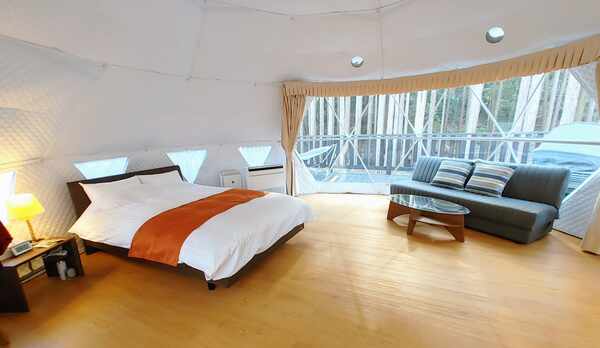 2つしかないベッド1台のテントは室内広々と使えます。スーツケース広げてもまだ余裕程度の広さあり