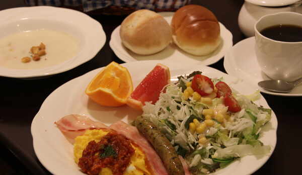 アメリカンブレックファースト　バターロールはお替り自由