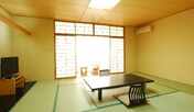 本館にある明るい、海の見える和室（一例）