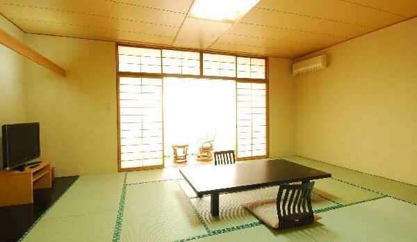 本館にある明るい、海の見える和室（一例）