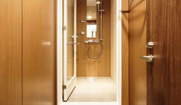 広めのシャワーブースは24時間ご利用いただけます（共用）