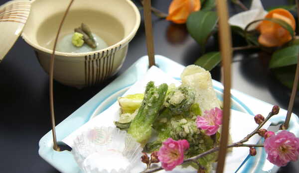 【山河会席料理一例】春の味覚「山菜」は天婦羅で味わう