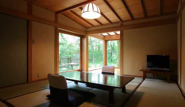 ●10畳+8畳（和・洋） 離れ テラス付き