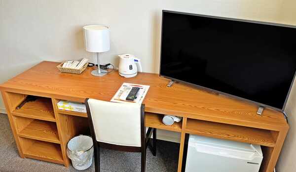 *【シングルルーム】デスクとスタンドライト完備。お仕事やお勉強に最適です。