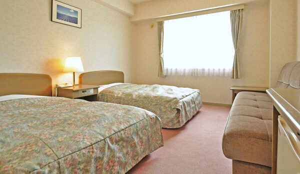 【ツイン】窓から陽光が差し込む明るい雰囲気のツインルーム※全室禁煙