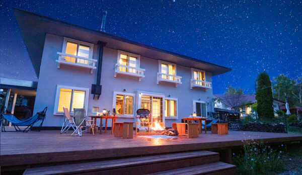 建物外観（夜）