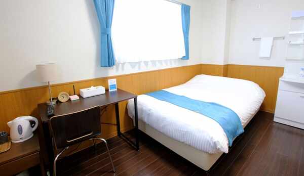 ダブルルーム：Wi-Fiやワークデスクもありリモートワークでのご利用も可能です。