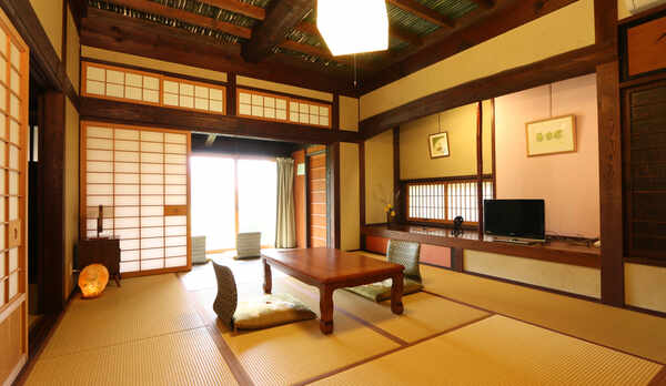 特別室「山笑」備え付きの半露天風呂は温泉になります。プライベートな空間でお過ごしください。