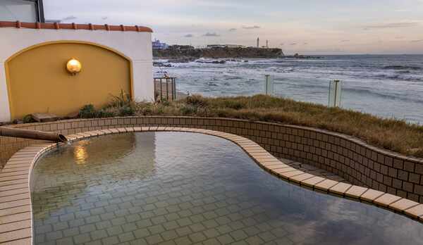 太平洋に面した立地を生かす露天風呂