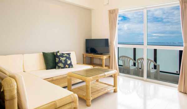 【洋室1LDK(3F-2)】南国の思い出をさわやかに演出するオーシャンビューリビング