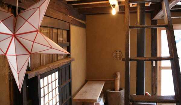 広い土間には薪ストーブも。