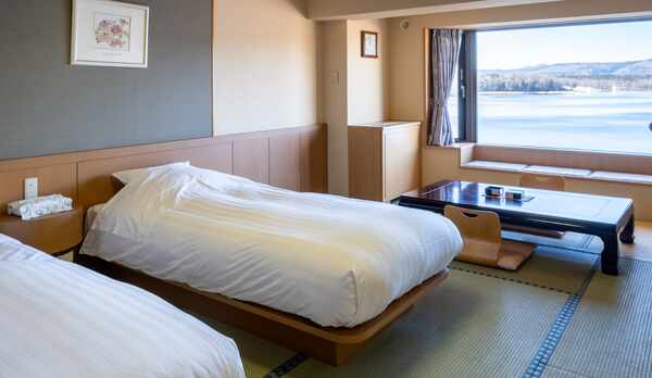 【湖側】和ツイン／和室にベッドを設置した、湖を一望できる開放感あふれるお部屋です。