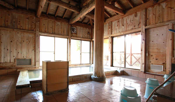 ■檜風呂／ゆったりと浸かって、体の芯まで癒されてください。