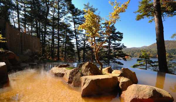 【ひばらみの湯】桧原湖を眼下に望む絶景露天風呂。美容成分を豊富に含む「美肌の湯」。