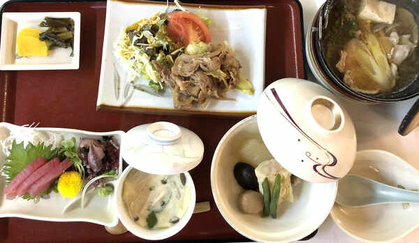 ・〈日替わりの夕定食〉地元食材を使ったバランスを考えた定食です