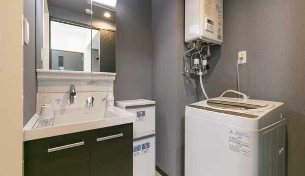 洗面化粧台と全自動洗濯機