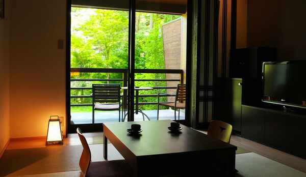 【新館和洋室例】禁煙、広さ４０㎡、定員５名。温水洗浄トイレ、洗面台、バスルームは独立タイプです。