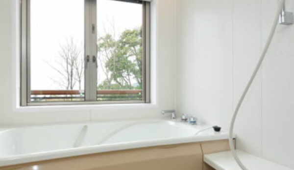 【206号室】晴れた日には海を眺めながらご入浴！お部屋のお風呂は温泉ではありません。