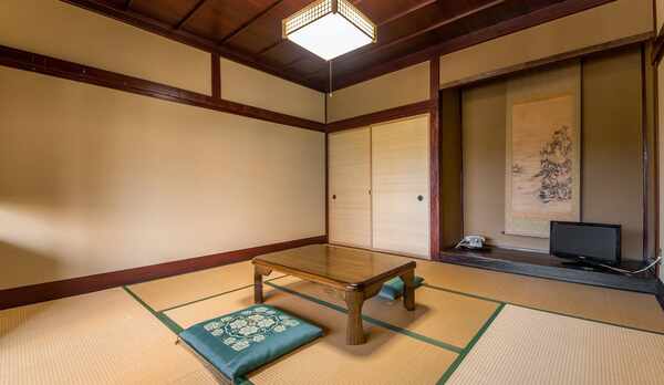 *和室8畳：落ち着いた雰囲気のお部屋。バス・トイレは共同になります