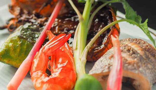 ◆【特選】焼物／鰆若草焼、有頭海老、若桃蜜煮など（2022年3月お食事イメージ）