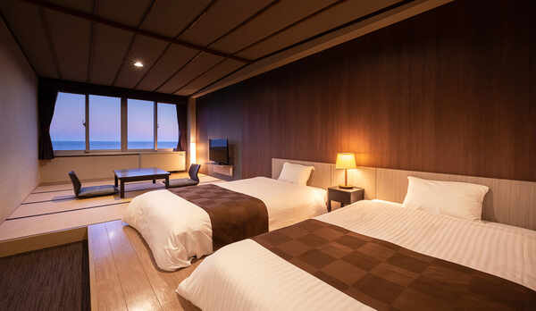 海辺でしか見られない、たくさんの色が紡ぐ特別な夕暮れをご覧いただけます。