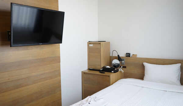 【シングルルーム】約11平米のコンパクトにデザインされた客室＜全室禁煙＞