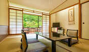 【客室/一例】1350坪の日本庭園を眺めながら、ゆったりとお過ごしください。