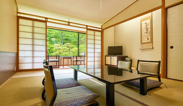 【客室/一例】1350坪の日本庭園を眺めながら、ゆったりとお過ごしください。