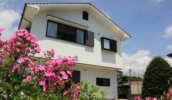 【外観】庭には季節ごと様々な花が咲きます