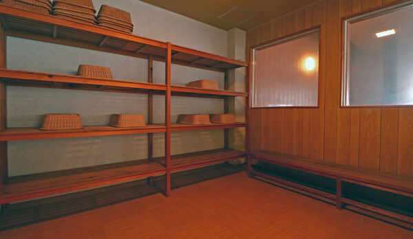 【男湯　脱衣所】かごをご用意しています。貴重品はお部屋の金庫へ。 (2)