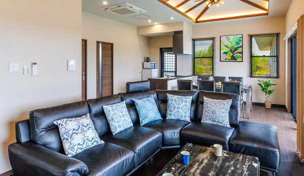 ・Villa1のリビングダイニング：シックでモダンなインテリア