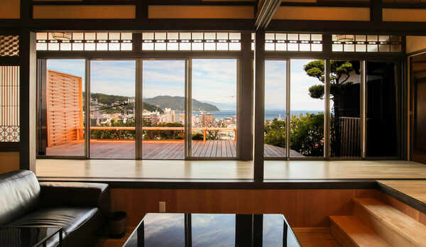 ・【リビング】ソファーは特等席。海と山が見え絶景を楽しめます