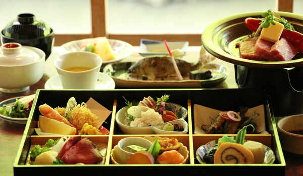 【川床】会席料理 ※コロナ対策として配膳回数を減らして提供