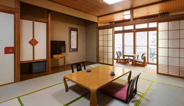 【和室】北湯沢の自然が窓に広がる和室は12畳、ゆったりとお寛ぎいただけます。
