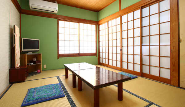 6畳和室のお部屋になります。昔ながらの和室を味わいながらお寛ぎください。