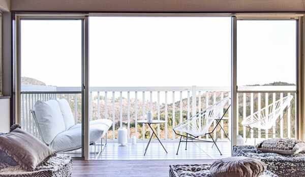 【2階リビングルーム】当館自慢のテラス♪お写真では伝わらない、穏やかに広がる景色を一望できます。