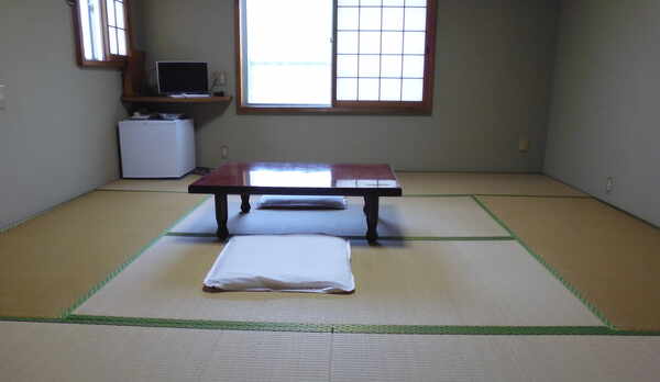 客室　約12帖（2名様〜4名様）