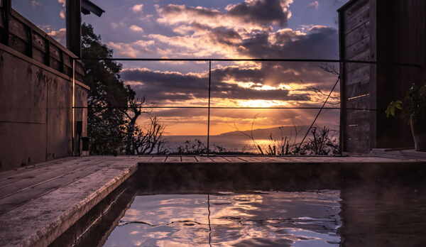 【別荘／悠‐yu‐】夕焼けを眺めながらの湯あみは極上のリラックスタイム