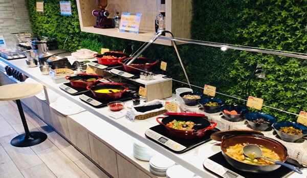 朝食ブッフェ（スニーズガードで感染対策行ってます）