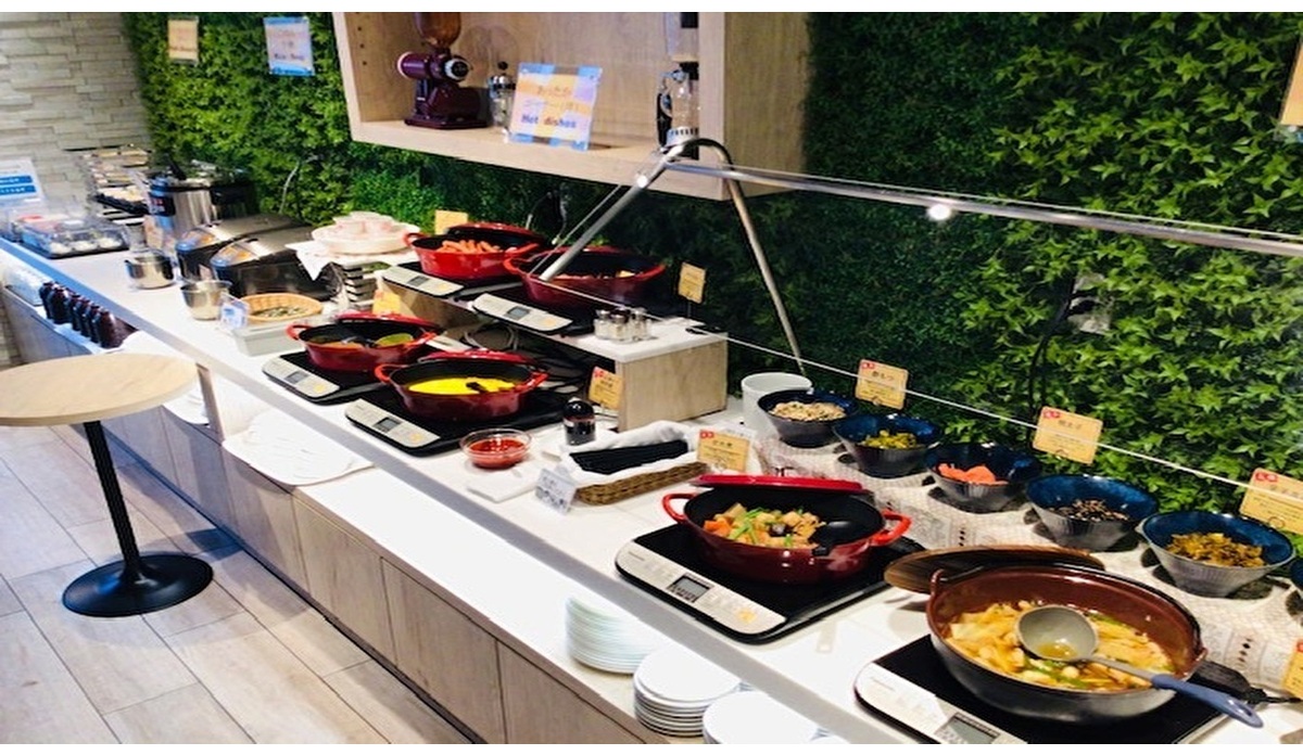 朝食ブッフェ（スニーズガードで感染対策行ってます）