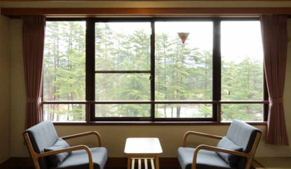 【和室10畳】バス・トイレ付〜カラマツに囲まれた温泉街の四季をお楽しみください