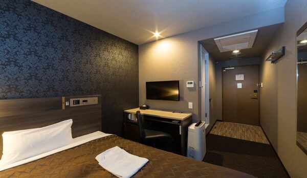 スタンダードルーム◆ダブルベッド(140cm)&times;1台  /  約12㎡