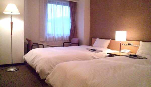 ツインルーム【24㎡〜27㎡】セミダブルベッド2台のお部屋です。当ホテル洋室で1番広い洋室です。