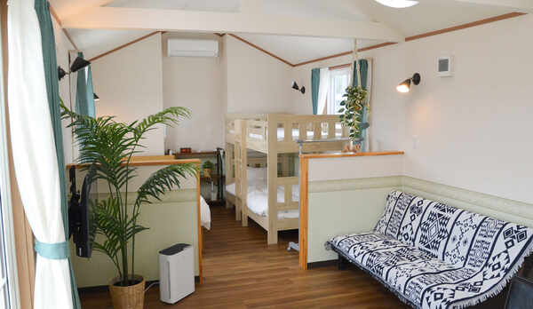 ・【GREEN Cabin】ゆったりとしたソファスペース。テレビを見てお部屋時間をお楽しみください