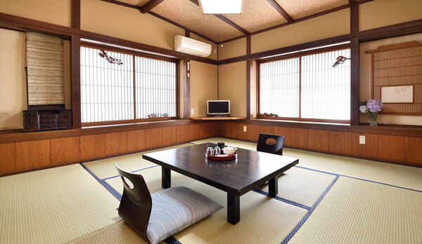 昔からの湯治宿なので自炊用台所もございます。