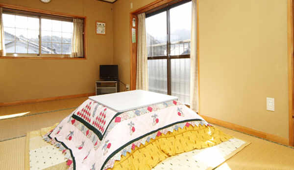 和室7.5〜8畳のお部屋の一例です。冬には、各部屋にこたつをご用意しております。