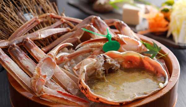 【間人ガニ】海雲館では、新鮮なカニを桶盛りでご提供いたします。